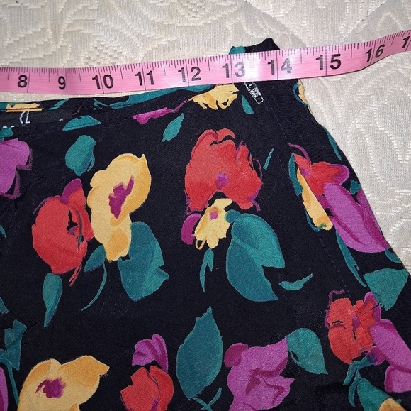 A Carole Little floral size 10 skirt with a 30.5" length. It has a side zipper. - Picture 8 of 8